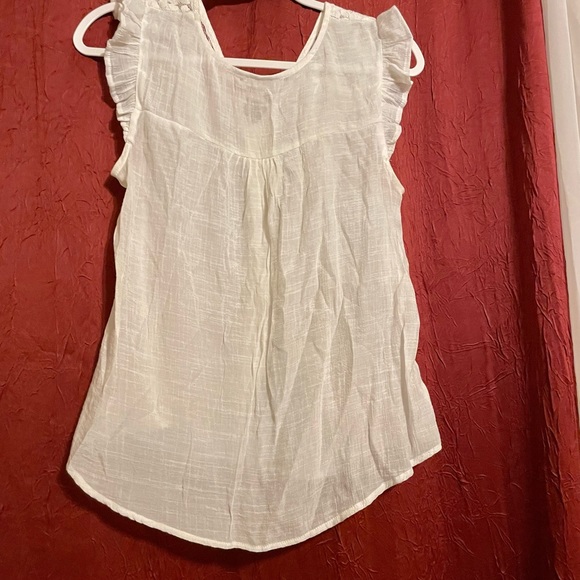 Final sale❗️ Beautiful white top, very comfortable, soft fabric.  Medium. - Picture 3 of 5